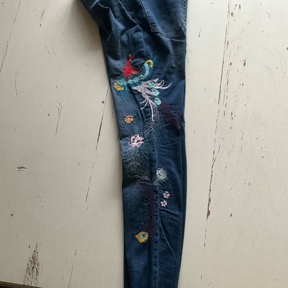 Free People Embroidered Bird Floral Raw Hem Mid Rise Jeans Boho SZ 28 - Picture 6 of 9